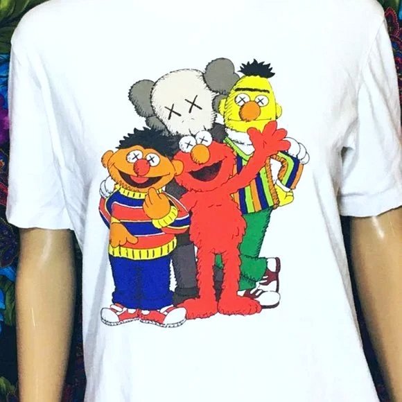 MEN’S KAWS x UNIQLO x SESAME STREET TEE SHIRT MENS SIZE X-SMALL TOP - Picture 1 of 3